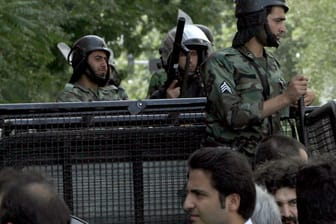 Iranische Polizisten am Rande einer Demonstration in Teheran. (Archivbild)
