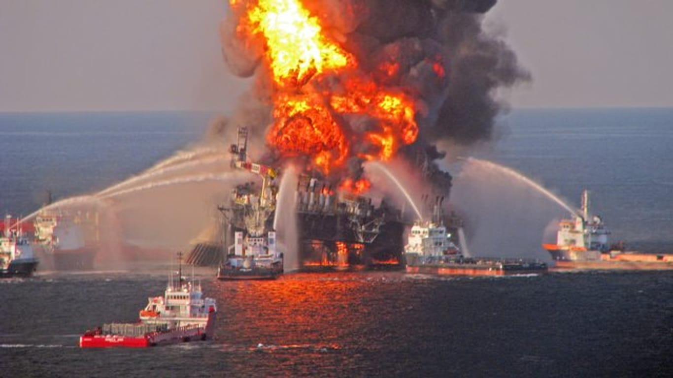 "Deepwater Horizon" in Flammen: Die nach der Katastrophe verschärften Sicherheitsregeln sollen wieder abgeschafft werden.