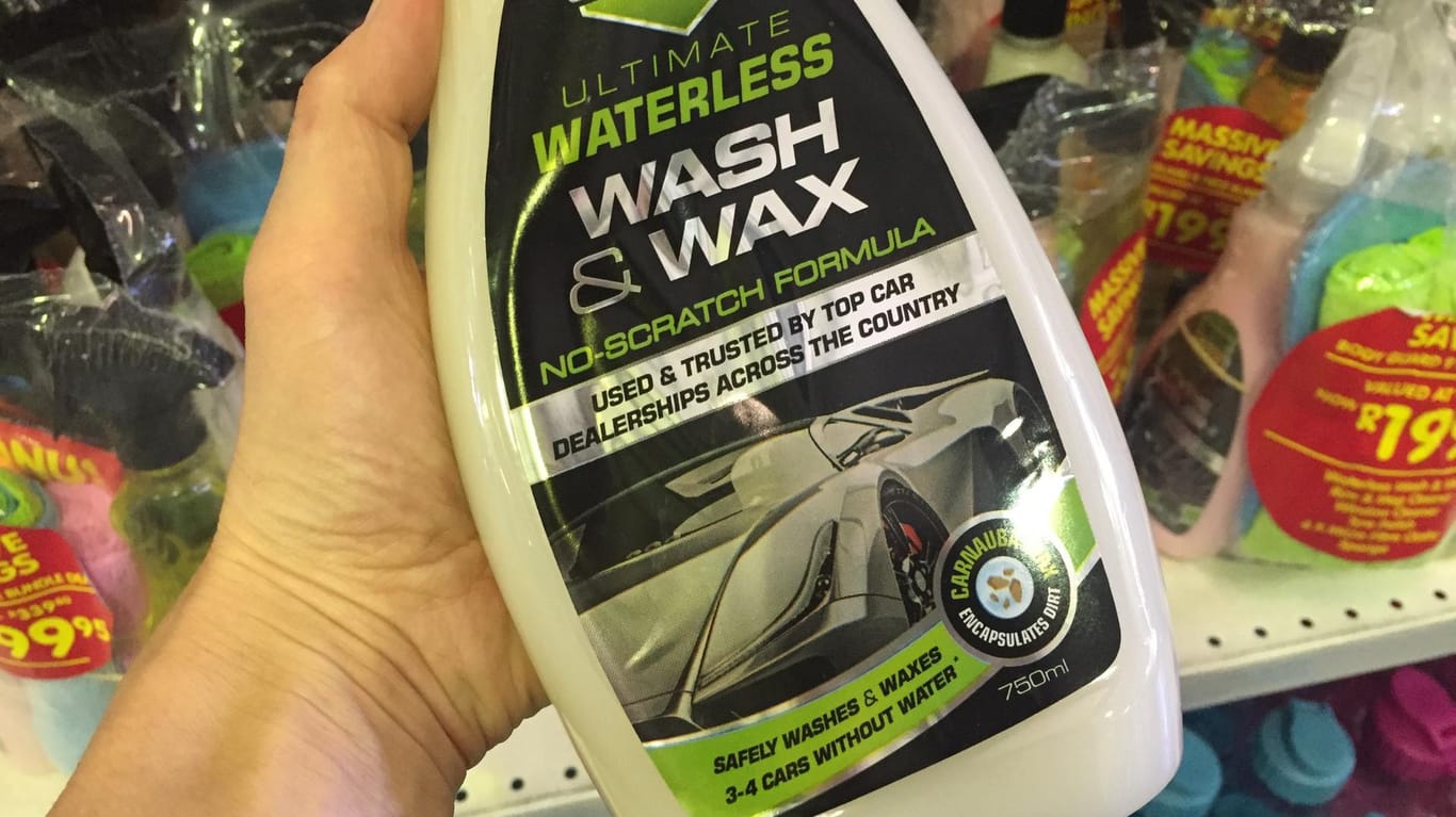 Autowaschmittel: Aufgrund der schlimmsten Dürre der Geschichte müssen Autofahrer im südafrikanischen Kapstadt ihre Autos wasserlos waschen.