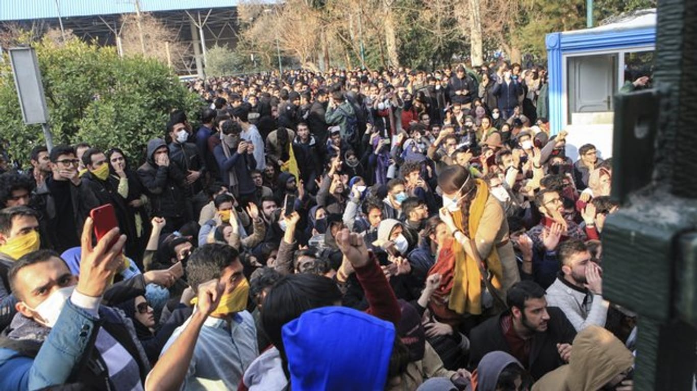 Protestierende Studenten auf dem Gelände der Universität in Teheran.
