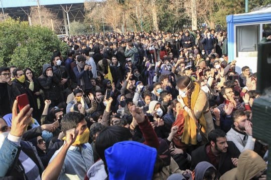 Protestierende Studenten auf dem Gelände der Universität in Teheran.