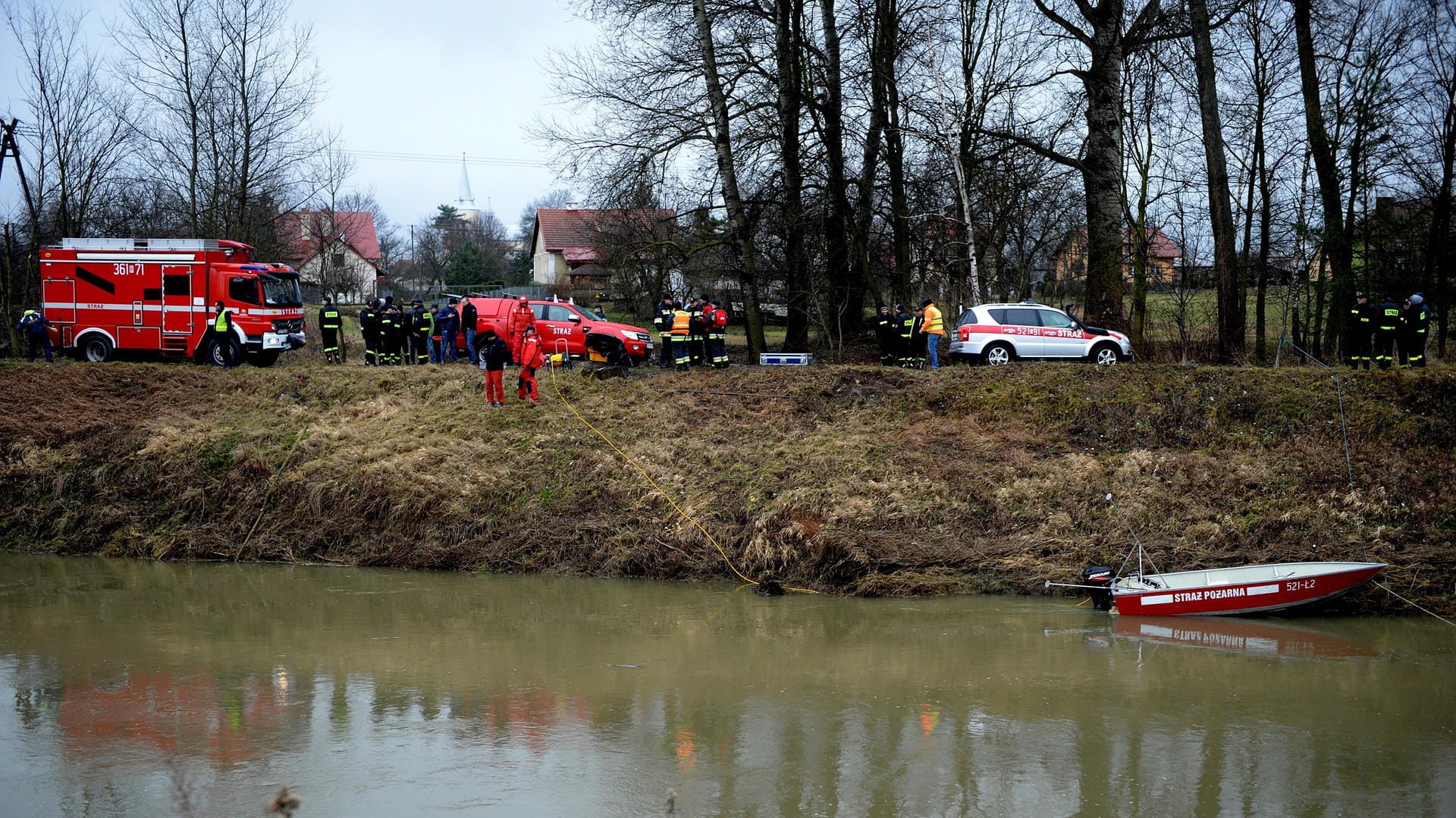 Feuerwehrkräfte bergen ein Auto aus dem Fluss Wislok bei Tryncza. Feuerwehrkräfte bergen ein Auto aus dem Fluss Wislok bei Tryncza.