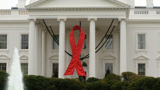Aids-Schleife am Weißen Haus: Die Regierung von US-Präsident Donald Trump hat das gesamte bisherige Beratergremium für HIV/Aids-Fragen gefeuert.