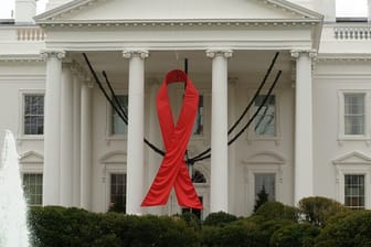 Aids-Schleife am Weißen Haus: Die Regierung von US-Präsident Donald Trump hat das gesamte bisherige Beratergremium für HIV/Aids-Fragen gefeuert.