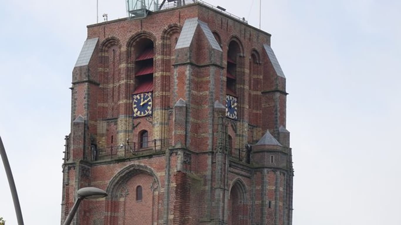 Der schiefe Turm von Leeuwarden ist das Wahrzeichen der niederländischen Stadt.