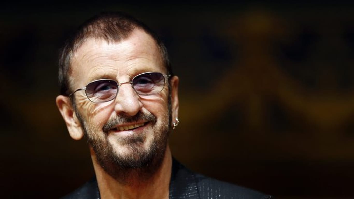 Der britische Musiker Ringo Starr wird zum Ritter geschlagen.