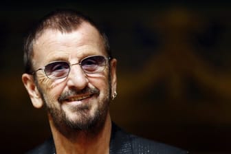 Der britische Musiker Ringo Starr wird zum Ritter geschlagen.