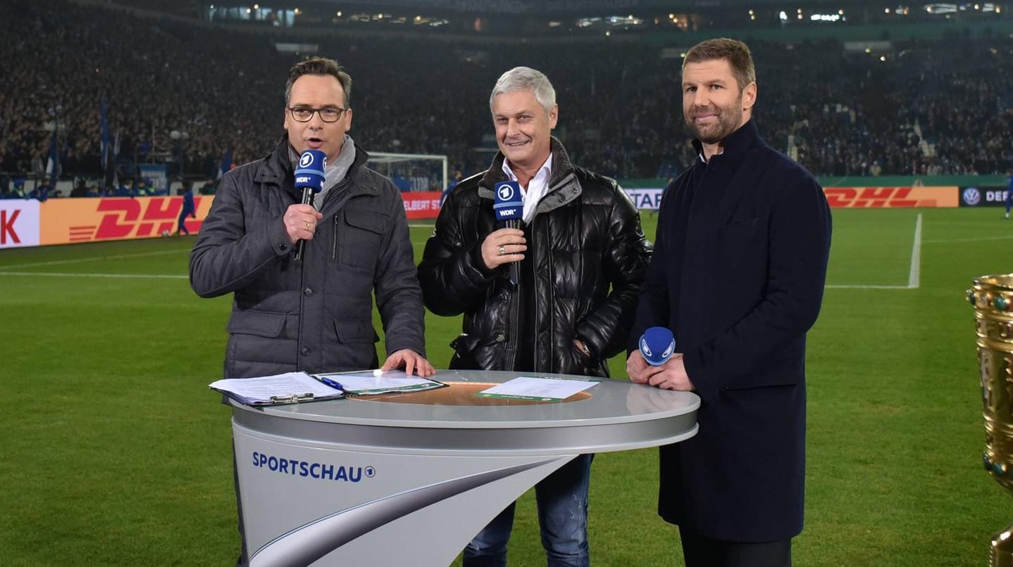 Moderator Matthias Opdenhövel, Kölns Sportdirektor Armin Veh und ARD-Experte Thomas Hitzlsperger bei einem DFB-Pokal-Spiel in Gelsenkirchen: Eine Mehrheit könnte auf Live-Übertragungen von Fußballspielen im öffentlich-rechtlichen Fernsehen verzichten.