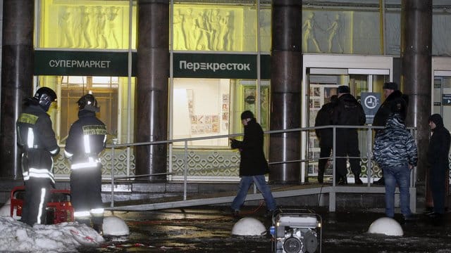 Bei der Explosion eines Sprengsatzes in diesem Supermarkt in St. Bei der Explosion eines Sprengsatzes in diesem Supermarkt in St.