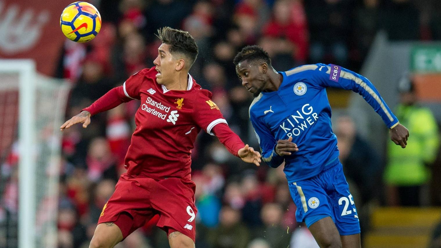 Liverpools Roberto Firmino (l.) gegen Wilfred Ndidi: Die "Reds" holten den zweiten Liga-Sieg in Serie.