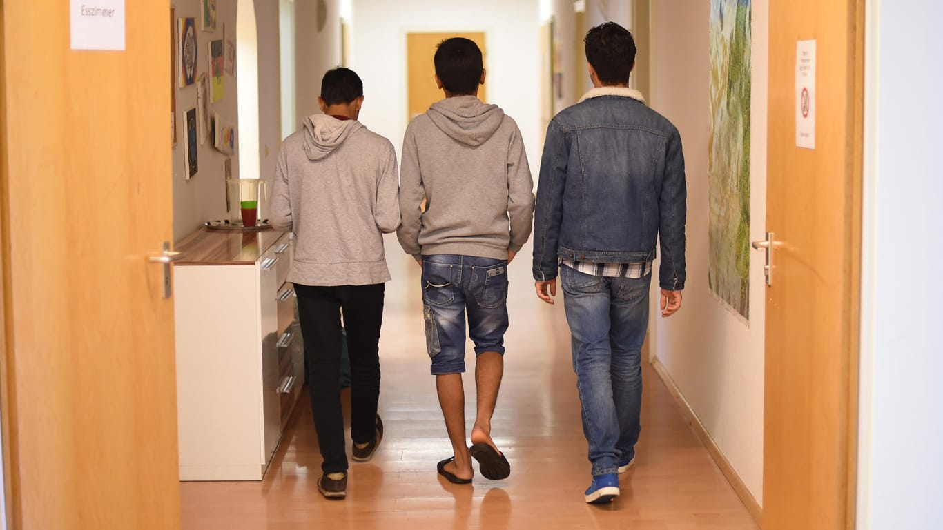 Unbegleitete minderjährige Flüchtlinge in einem Heim in Karlsruhe: Politiker mehrerer Parteien fordern eine strenger Kontrolle des Alters junger Asylsuchender.