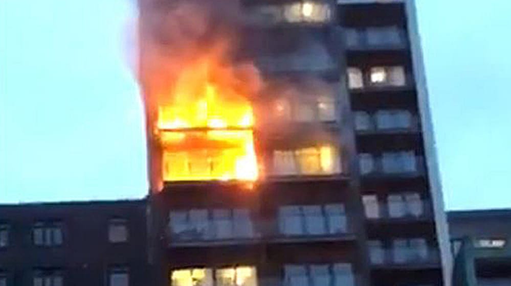 Hochhausbrand in der Innenstadt von Manchester: Mehrere Etagen des Gebäudes standen am späten Nachmittag in Flammen. Hochhausbrand in der Innenstadt von Manchester: Mehrere Etagen des Gebäudes standen am späten Nachmittag in Flammen.