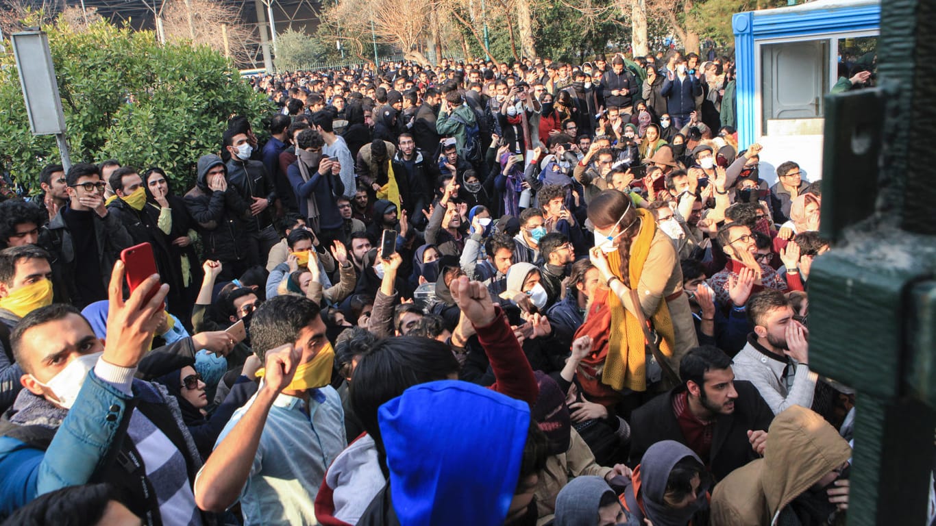 Anti-Regierungs-Proteste auf dem Gelände der Universität Teheran: Viele Berichte aus dem Iran lassen sich nicht unabhängig überprüfen.