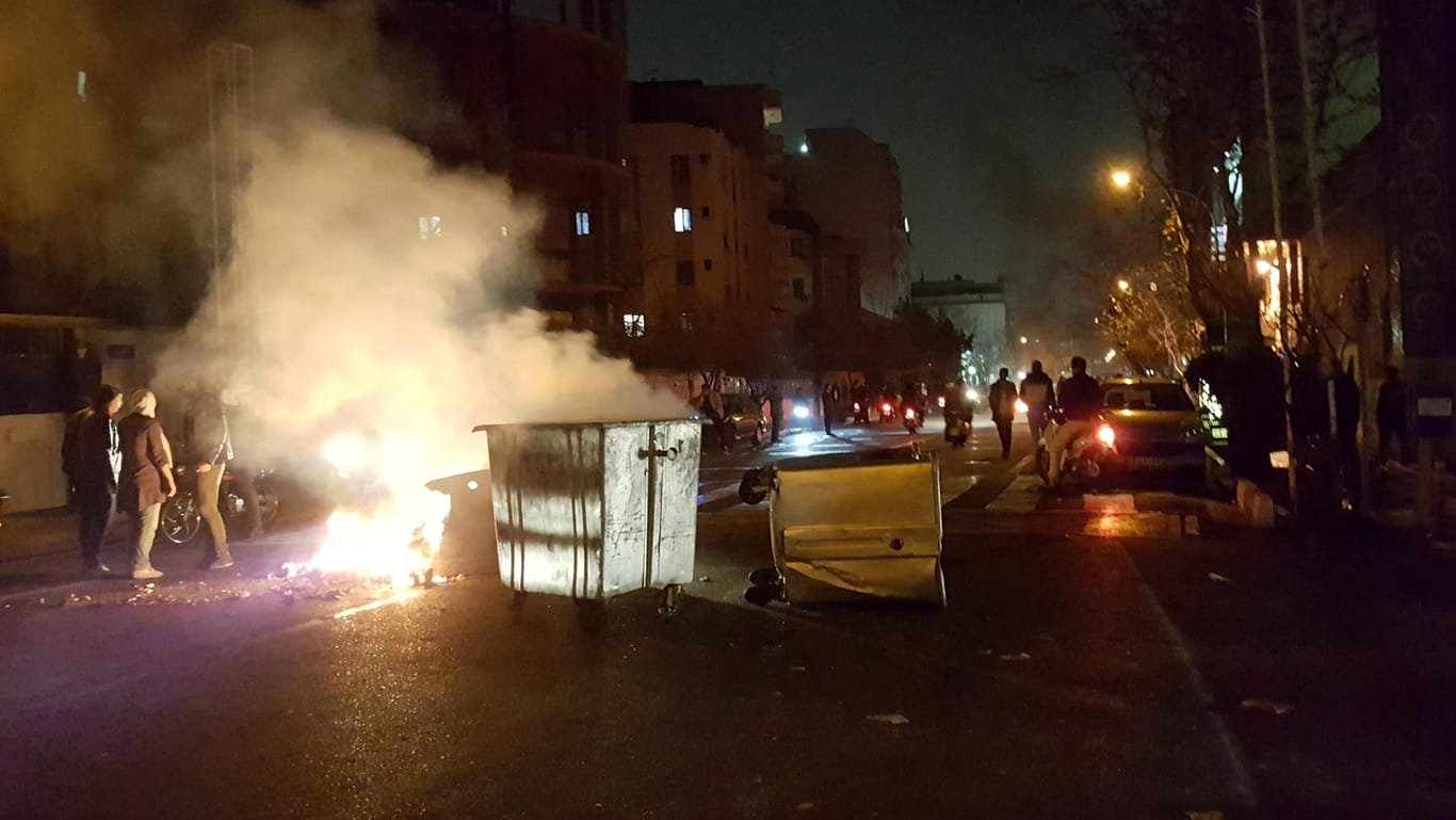 Brennende Mülltonne in der iranischen Hauptstadt: In einigen Vierteln Teherans sollen Demonstranten vorübergehend Barrikaden errichtet haben.