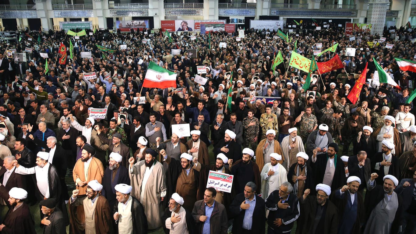Anhänger der Regierung in Teheran: Auch Unterstützer von Präsident Ruhani gehen im Iran auf die Straße.