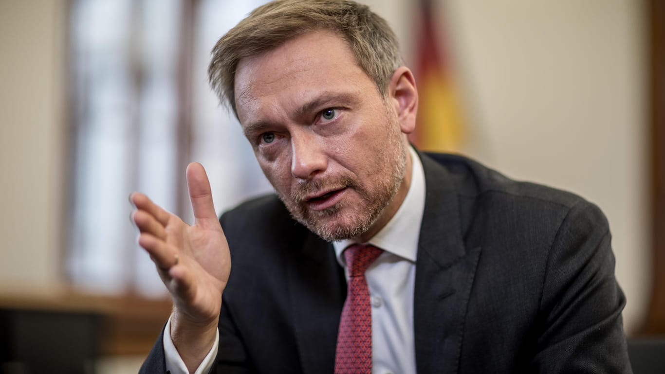 FDP-Chef Christian Lindner fordert: Die Ausweisung von unbegleiteten minderjährigen Asylbewerbern muss möglich sein, wenn die Familie bekannt ist.