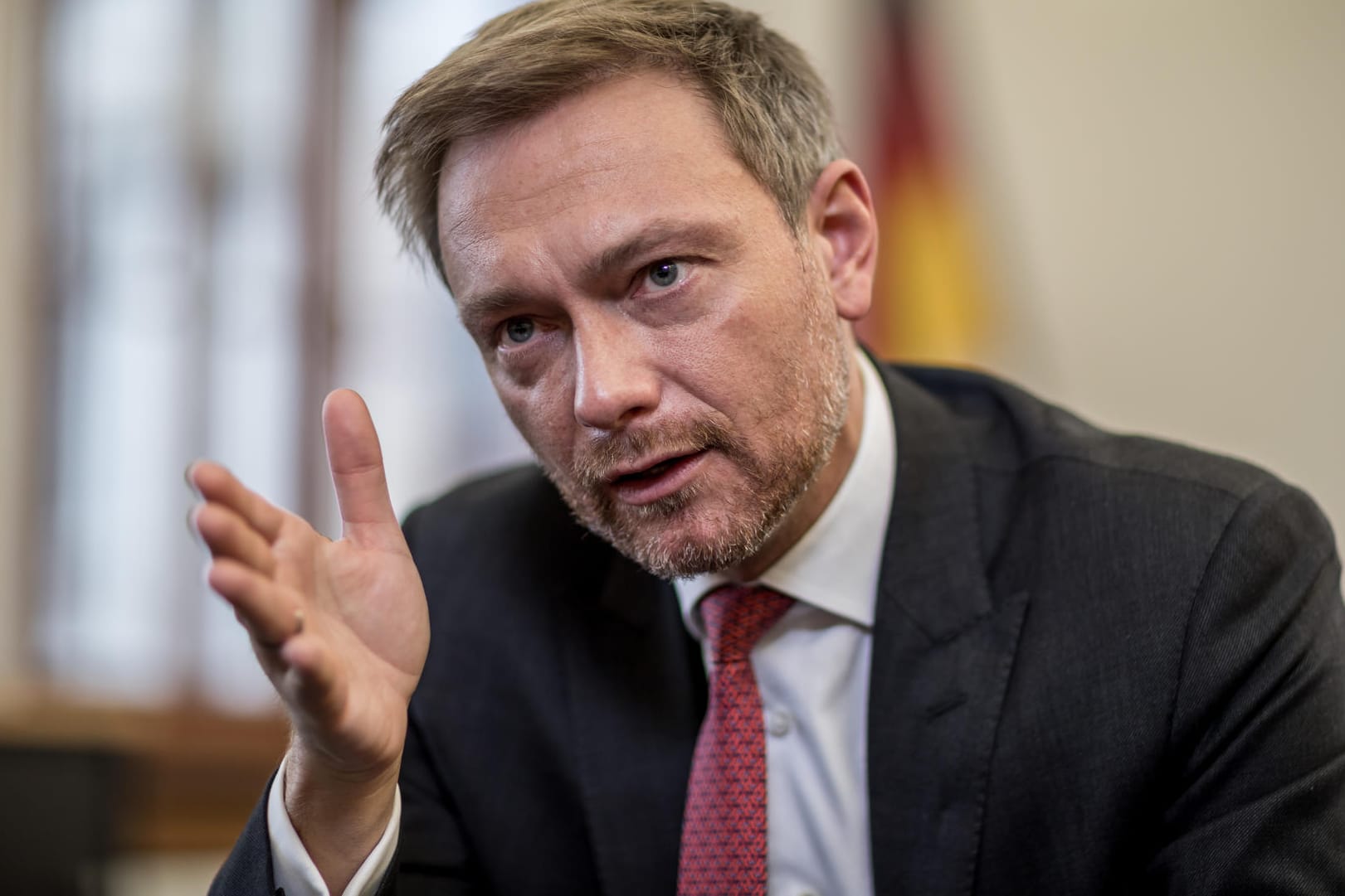 FDP-Chef Christian Lindner fordert: Die Ausweisung von unbegleiteten minderjährigen Asylbewerbern muss möglich sein, wenn die Familie bekannt ist.