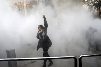 Iranische Sicherheitskräfte setzten Tränengas ein, um Demonstranten zu zerstreuen.