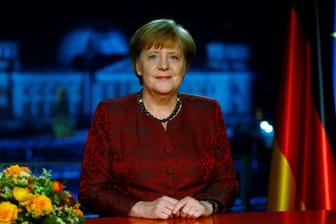 In ihrer Ansprache forderte Merkel die Menschen in Deutschland auf, sich wieder stärker bewusst zu werden, "was uns im Innersten zusammenhält".
