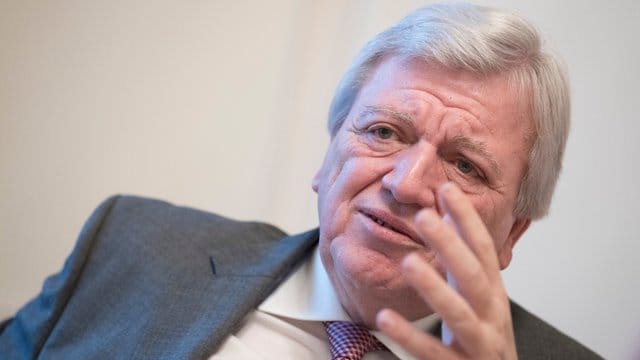 Es habe sich bewährt, dass Kreise und Städte die Schulträger sind - "die sind dicht dran, die kennen ihre Bevölkerung", betont der hessische Ministerpräsident. Es habe sich bewährt, dass Kreise und Städte die Schulträger sind - "die sind dicht dran, die kennen ihre Bevölkerung", betont der hessische Ministerpräsident.