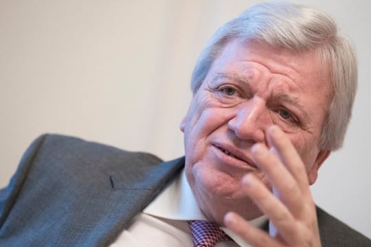 Es habe sich bewährt, dass Kreise und Städte die Schulträger sind - "die sind dicht dran, die kennen ihre Bevölkerung", betont der hessische Ministerpräsident.
