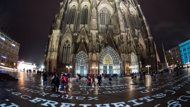 "Freiheit" ist neben anderen Worten im Rahmen einer Lichtinstallation zu lesen.