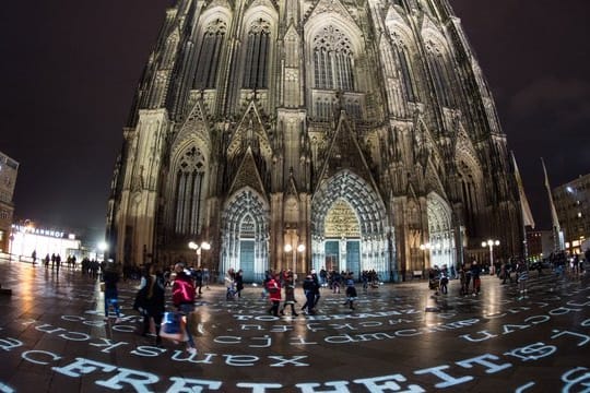 "Freiheit" ist neben anderen Worten im Rahmen einer Lichtinstallation zu lesen.