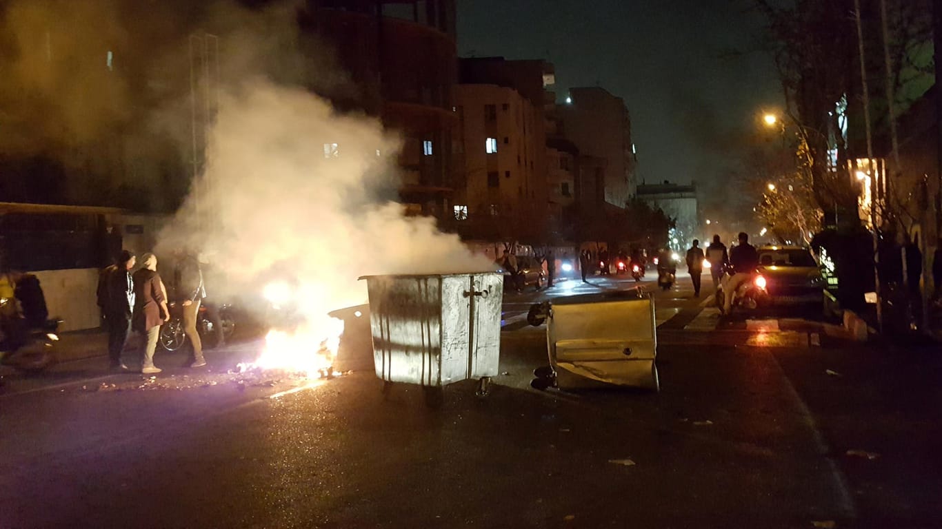 Brennende Müllcontainer auf den Straßen von Teheran: Mindestens zwei Menschen sind im Iran bei Protesten gegen die Regierung ums Leben gekommen.
