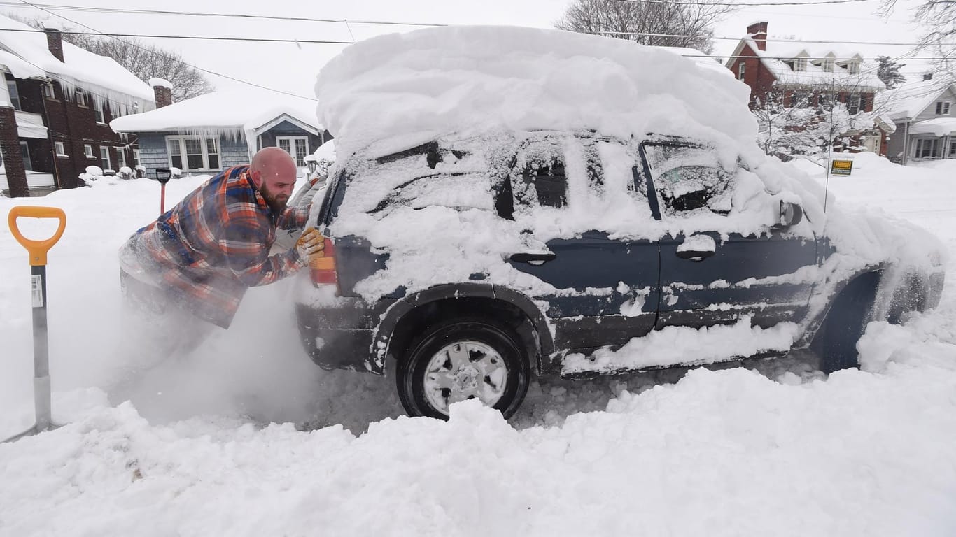 Heftiger Schneefall in Pennsylvania: Die USA leiden unter einer Kältewelle, die auch die Silvesterfeiern beeinträchtigen wird.