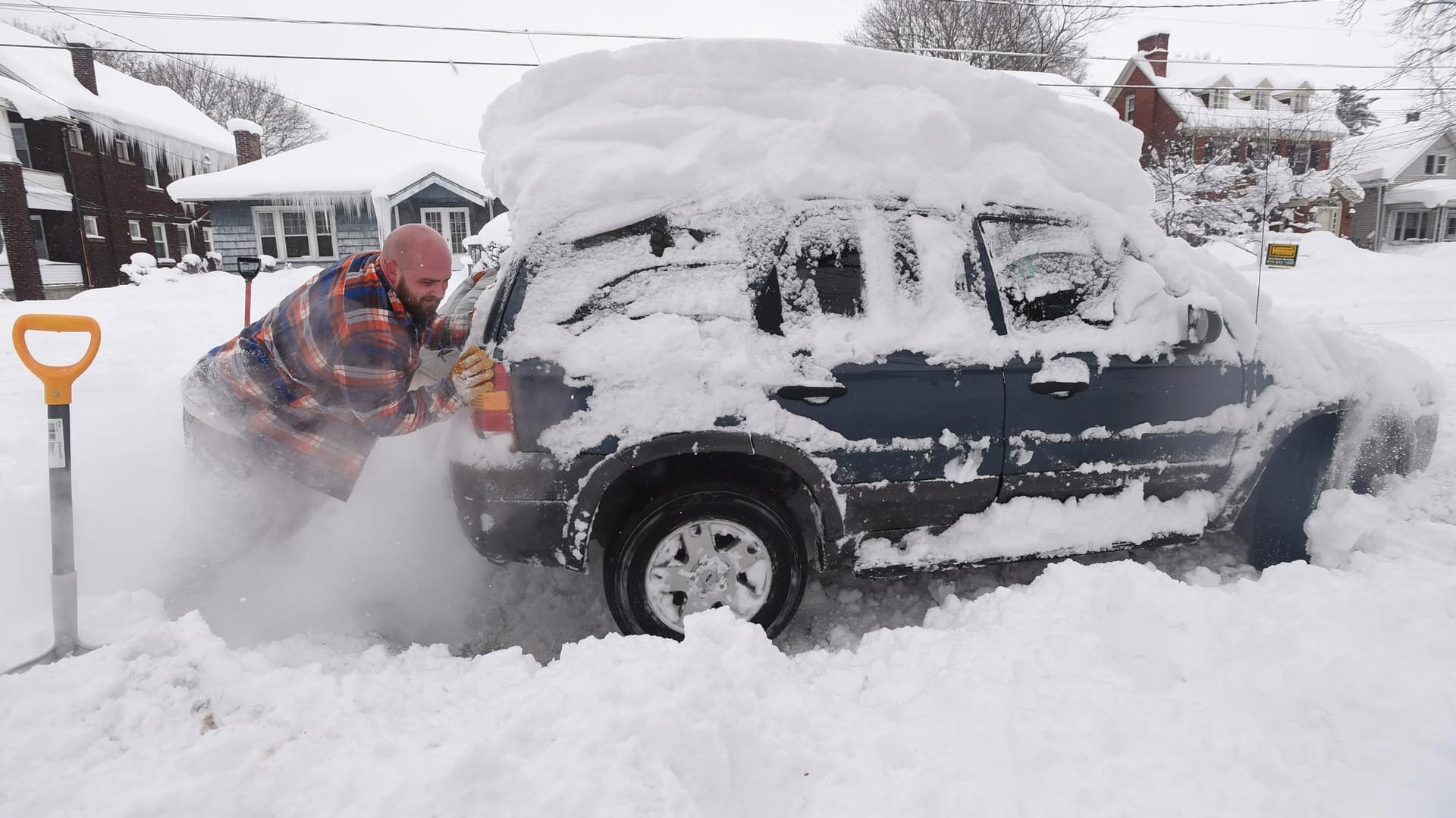 Heftiger Schneefall in Pennsylvania: Die USA leiden unter einer Kältewelle, die auch die Silvesterfeiern beeinträchtigen wird. Heftiger Schneefall in Pennsylvania: Die USA leiden unter einer Kältewelle, die auch die Silvesterfeiern beeinträchtigen wird.