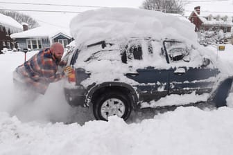 Heftiger Schneefall in Pennsylvania: Die USA leiden unter einer Kältewelle, die auch die Silvesterfeiern beeinträchtigen wird.