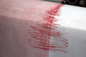 Der Seismograph einer Erdbebenwarte schlägt deutlich aus