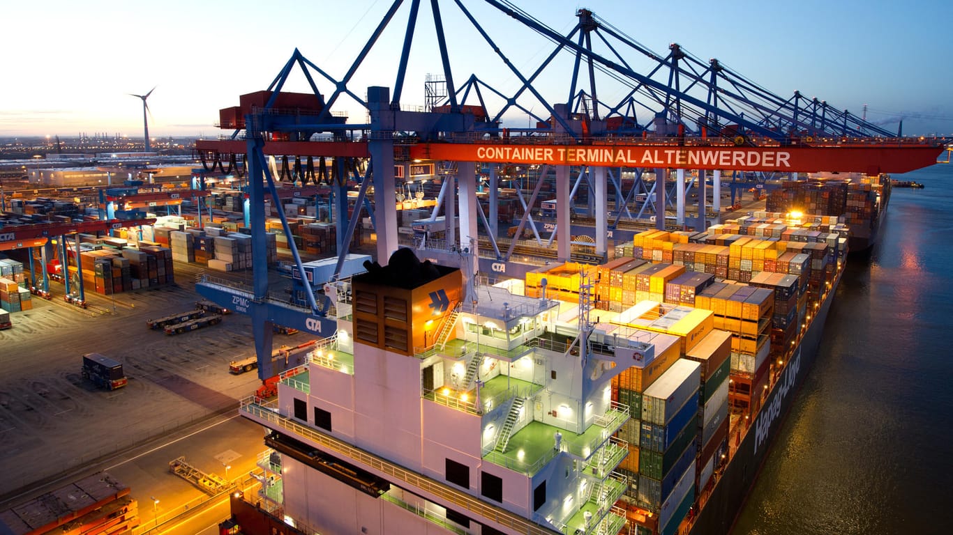 Ein Containerschiff wird im Hamburger Hafen abgefertigt.