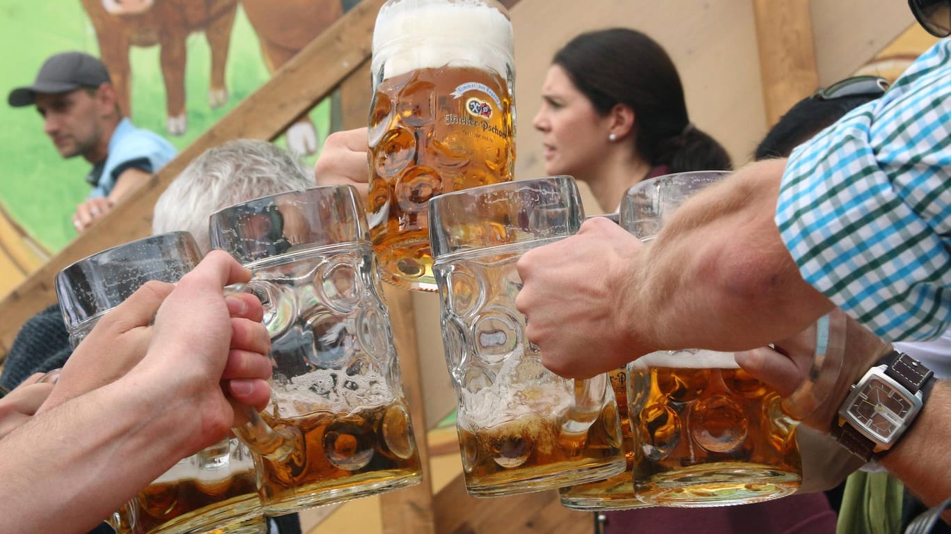 Weniger Alkohol Trinken: Gar nicht so einfach, wenn es so ein Ritual ist, wie hier auf dem Oktoberfest in München.