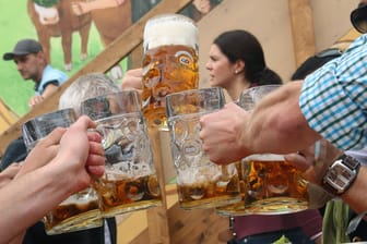 Weniger Alkohol Trinken: Gar nicht so einfach, wenn es so ein Ritual ist, wie hier auf dem Oktoberfest in München.