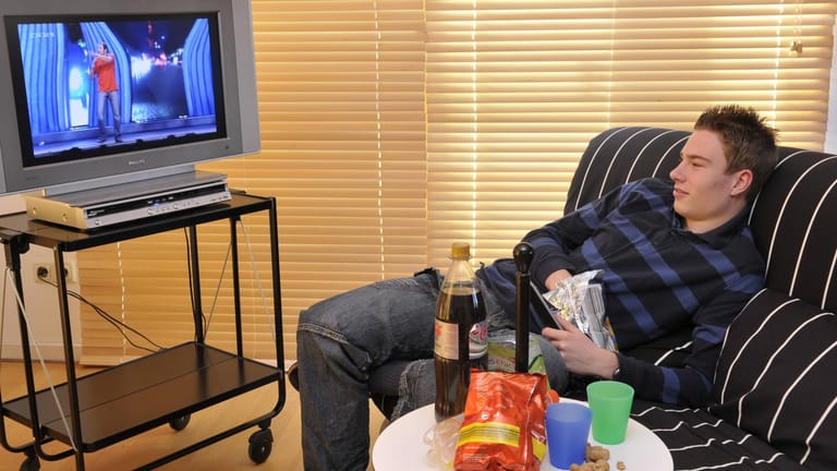Chips und Cola vor dem Fernseher: Ein klassisches Freitzeitvergnügen, dem sich viele Menschen gerne hingeben.