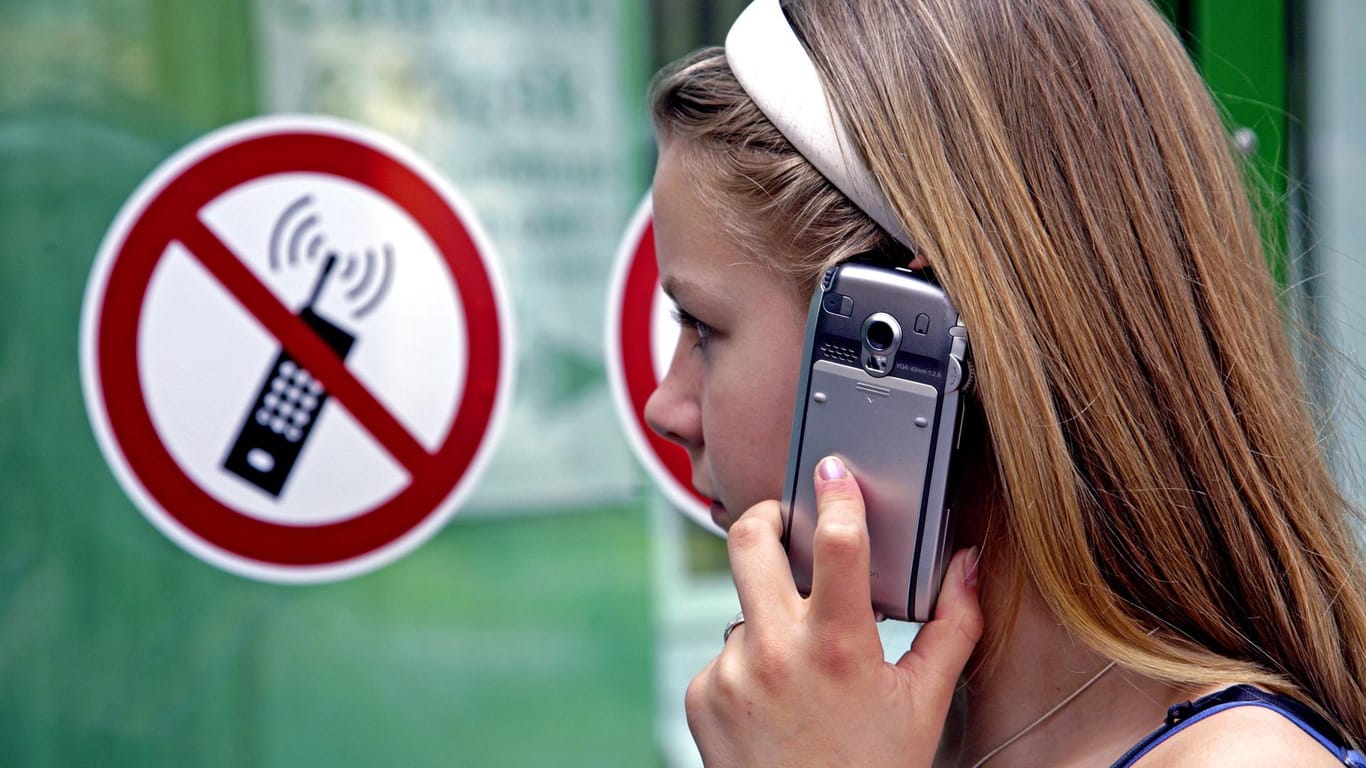 Schild mit Handyverbot: Viele junge Menschen ignorieren solche Hinweise.