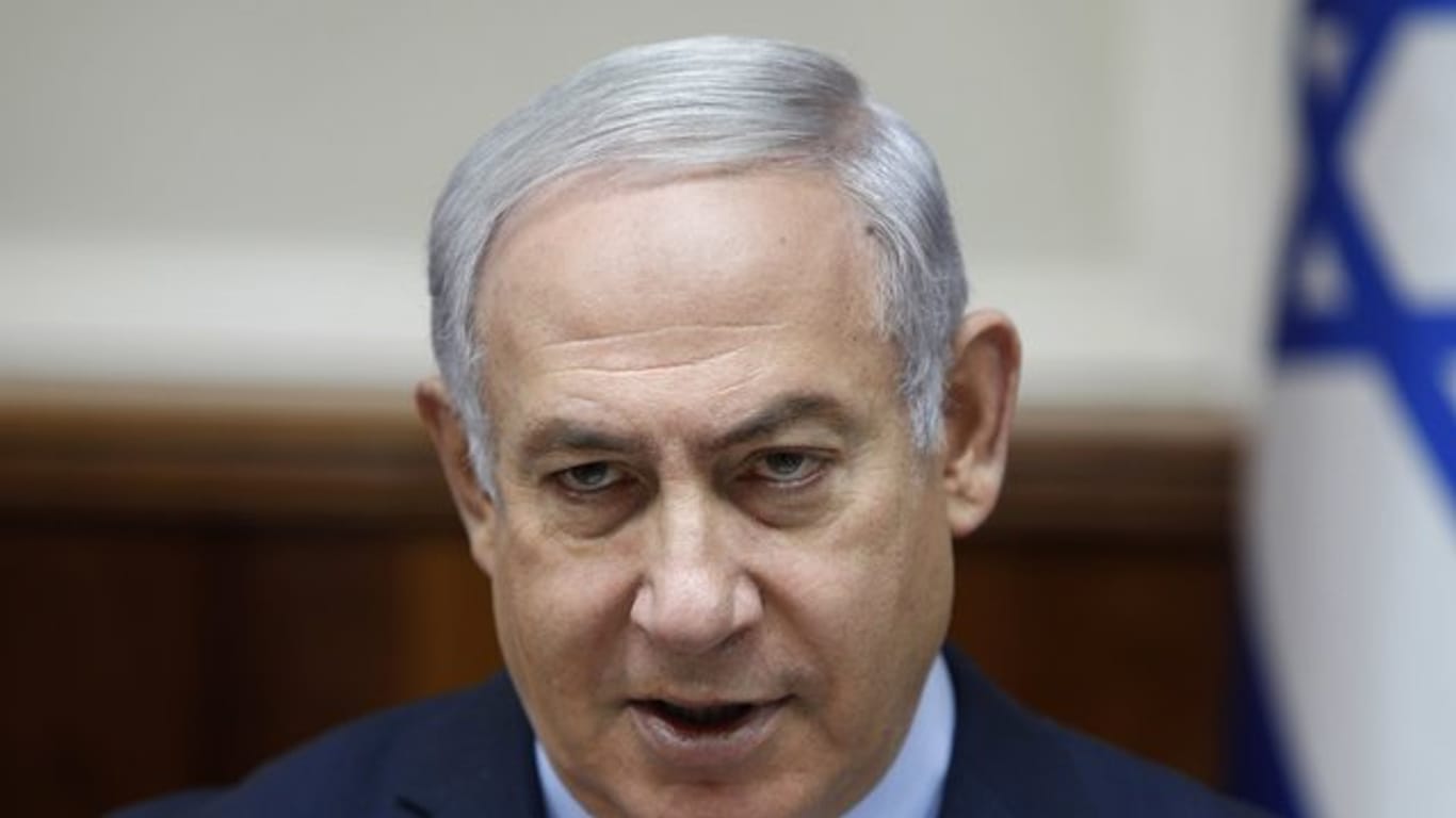 Netanjahu wird vorgeworfen, illegal Geschenke reicher Geschäftsleute angenommen zu haben.