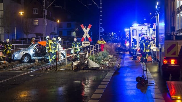 Bei der Kollision zwischen einer Bahn und einem Kleinwagen ist ein 81-jähriger Mann schwer verletzt worden.