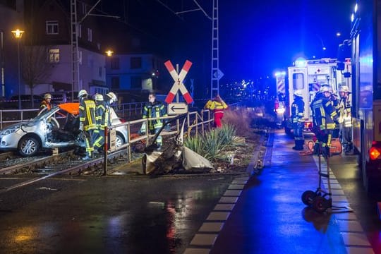 Bei der Kollision zwischen einer Bahn und einem Kleinwagen ist ein 81-jähriger Mann schwer verletzt worden.