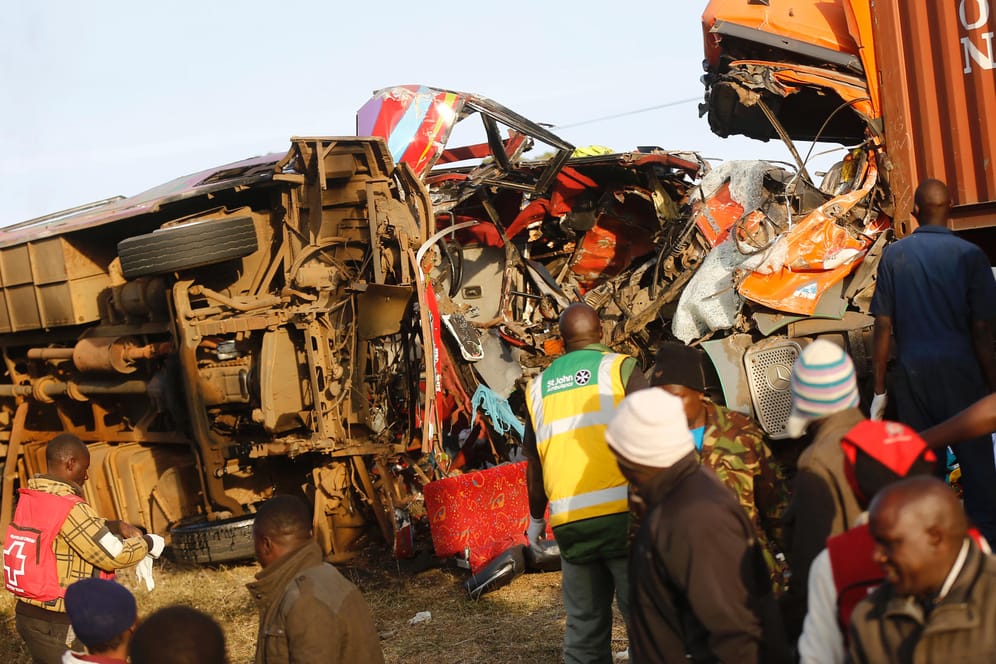 In Kenia sind ein Bus und ein Lkw zusammengestoßen. Zahlreiche Menschen starben.