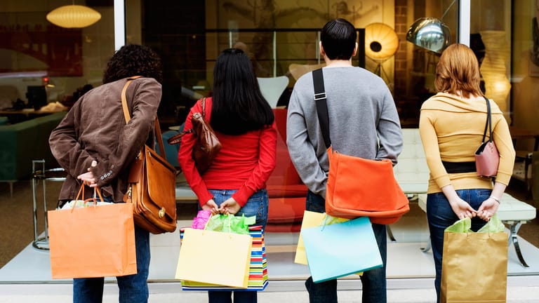 Vier Shopper am Schaufenster: Für 2018 nehmen sich viele Menschen vor, sparsamer zu sein.