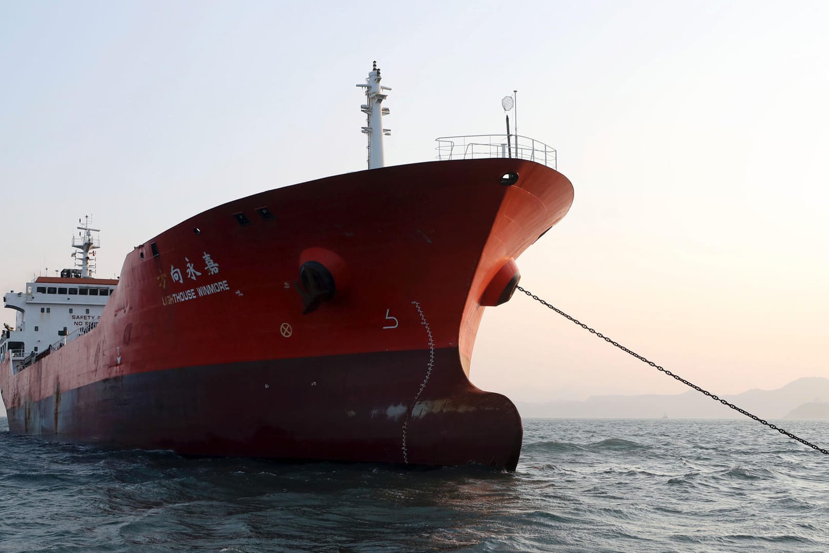 Das Schiff «Lighthouse Winmore» liegt in den Gewässern vor Yeosu (Südkorea).