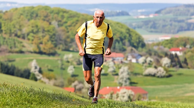Ein Jogger läuft über einen Hügel: Gerade ältere Menschen nehmen sich vor, sich mehr zu bewegen.