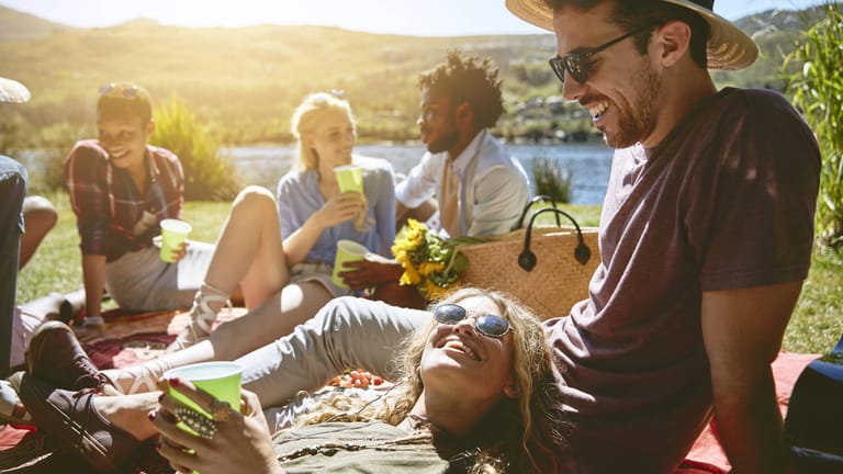Entspannen beim Picknick mit Freunden: Besonders die Jüngeren wünschen sich offenbar mehr solcher Momente.