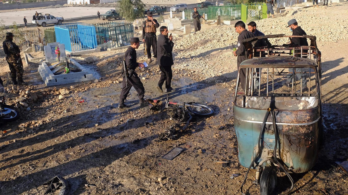 Afghanische Sicherheitskräfte untersuchen die Stelle eines Anschlags in Jalalabad (Afghanistan).