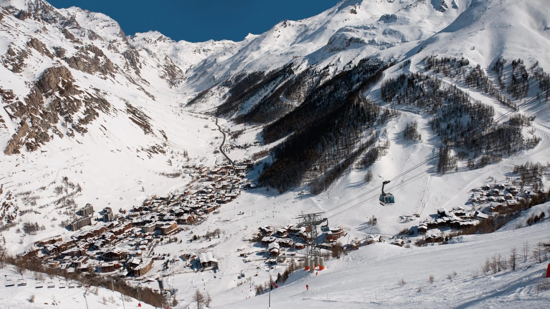 Val d'Isére im Winter: Nahe des Wintersportorts ist ein Skiwanderer durch eine Lawine ums Leben gekommen.