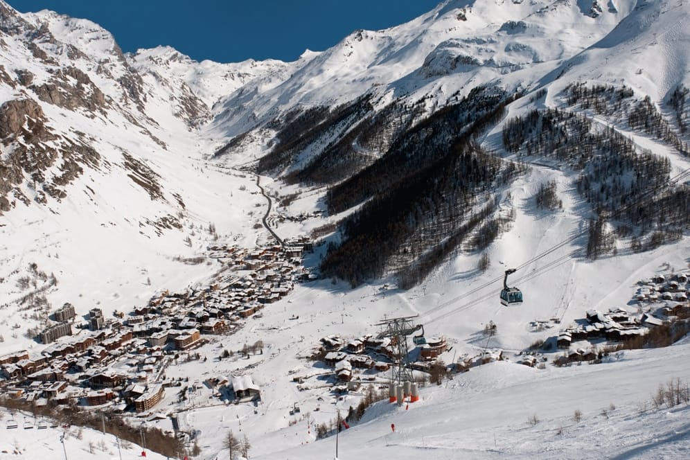 Val d'Isére im Winter: Nahe des Wintersportorts ist ein Skiwanderer durch eine Lawine ums Leben gekommen.