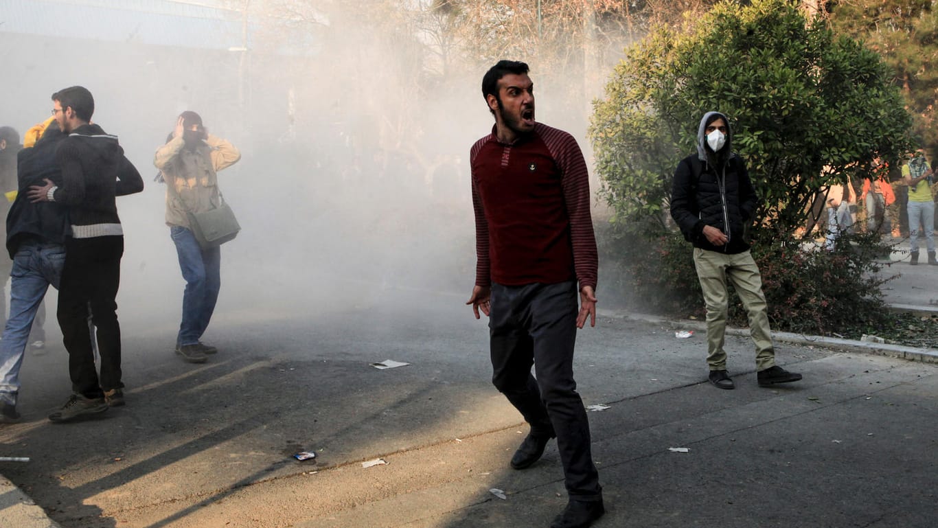 Demonstranten auf dem Gelände der Universität von Teheran: Nach vier Tagen regierungskritischer Proteste meldete sich erstmals auch Irans Präsident Hassan Ruhani zu Wort.