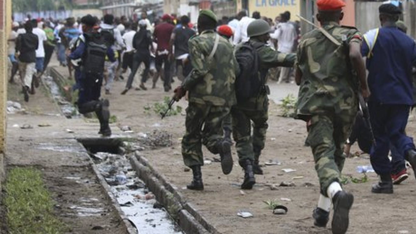Kongolesische Sicherheitskräfte verfolgen am 31.12.2017 in Kinshasa (Kongo) Demonstranten. Während einem Protest gegen Präsident Kabilas Weigerung zum Rücktritt wurden zwei Männer von Sicherheitskräften niedergeschossen.